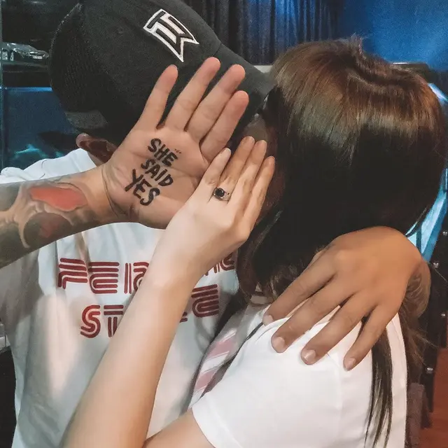 6 Momen Kemesraan Angela Lee dengan Kekasihnya yang Seorang Pengusaha