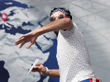 Seorang peserta menerbangkan pesawat kertas pada ajang kompetisi Red Bull Paper Wings World Final 2019 di Salzburg, Austria pada 17 Mei 2019. Lebih dari 170 peserta dari seluruh dunia berpartisipasi dalam tiga kategori yaitu jarak terpanjang, waktu terpanjang, dan aerobatik. (ALEX HALADA / AFP)