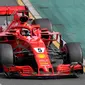 Pembalap Ferrari Sebastian Vettel mengemudikan mobilnya selama Grand Prix Formula Satu Australia di Melbourne, (25/3). Rekan tim Vettel, Kimi Raikkonen, menyelesaikan balapan di posisi ketiga. Dia berselisih 6,309 detik. (AP Photo / Rick Rycroft)