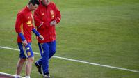 Penyerang Timnas Spanyol, Aritz Aduriz (kiri) berbincang dengan Pelatih Vicente del Bosque, Senin (21/3/2016) di sela-sela latihan jelang laga persahabatan internasional. Spanyol akan bersua Italia dan Rumania.  (Reuters/Juan Medina)