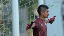 Bambang Pamungkas menutup ruang tembak saat berlatih menjadi kiper di Lapangan ABC, Senayan, Jakarta (09/04/2018). Persija akan melawan JDT pada PIala AFC 2018. (Bola.com/Nick Hanoatubun)