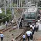 Reaksi penumpang kereta usai gempa Osaka (18/6) (AFP PHOTO)