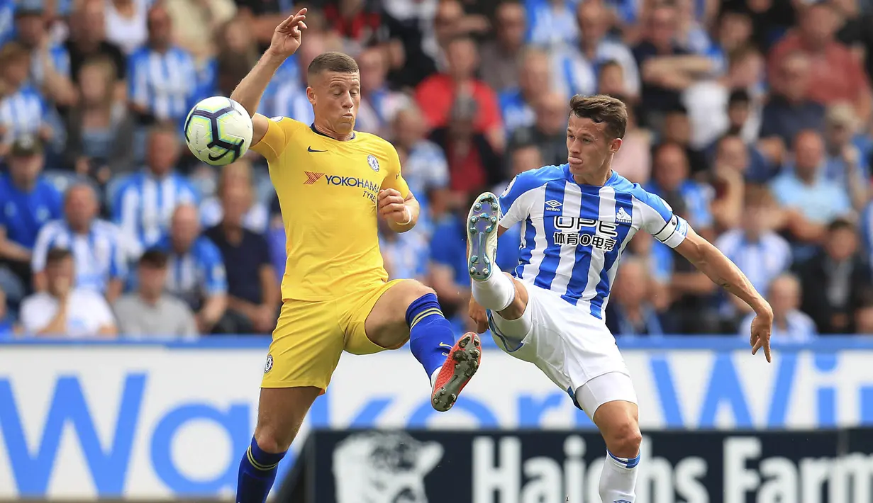 Pemain Chelsea, Ross Barkley berebut bola dengan pemain Huddersfield Town, Jonathan Hogg, pada laga Premier League di Stadion John Smith's, Sabtu (11/8/2018). Chelsea menang 3-0 atas Huddersfield Town. (AP/Mike Egerton)