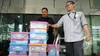  Tumpukan box plastik berisi sejumlah barang milik tahanan yang dibawa oleh keluarga maupun kerabat di Gedung KPK, Jakarta, Kamis (14/5/2015). KPK akan memeriksa barang-barang tersebut sebelum diserahkan ke tahanan. (Liputan6.com/Herman Zakharia)