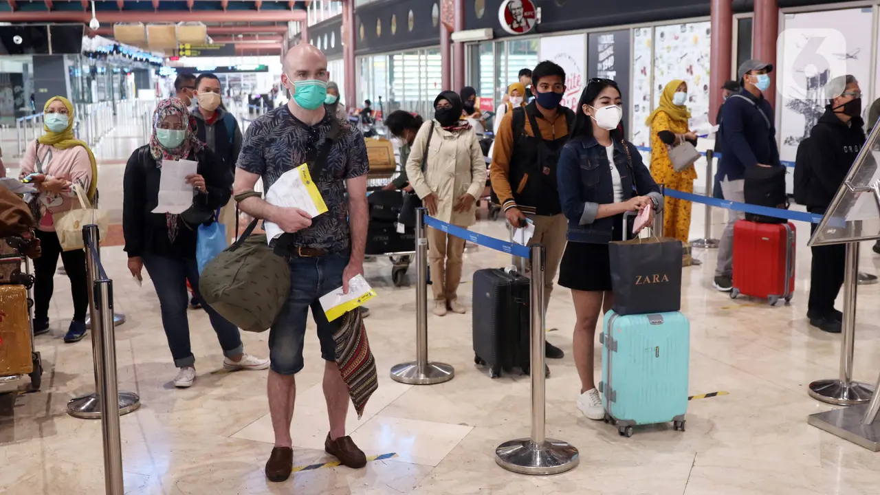 FOTO: Libur Panjang, Bandara Soetta Dipenuhi Penumpang