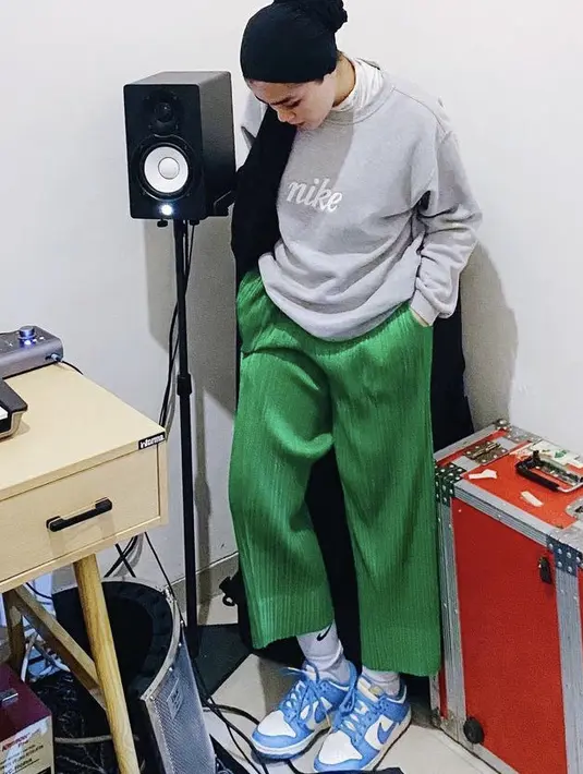 Sivia mengenakan crewneck abu-abu dari Nike dipadu padankam dengan pants hijau plisket, serta kerudung gaya turban warna hitam. Ia pun mengkombinasikannya dengan sneakers biru dari Nike. @siviazizah
