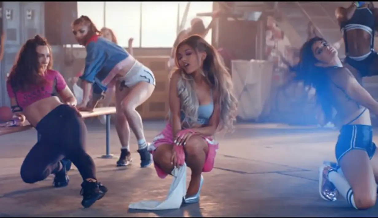 Beragam komentar membanjiri halaman komentar. Bahkan ada yang menyangkan dengan perubahan Ariana. (youtube)