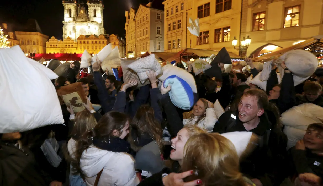 Sejumlah warga saat megambil bagian dalam flash mob perang bantal selama empat menit di Old Town Square di Praha,Ceko (22/12). flash mob perang bantal ini dilakukan jelang pergantian akhir tahun. (REUTERS/ David W Cerny)