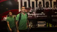 Pemain Timnas Indonesia, Beto Goncalves, berjalan saat tiba di Hotel Sultan, Jakarta, Selasa (13/11). Indonesia menang 3-1 atas Timor Leste pada laga Piala AFF 2018. (Bola.com/Vitalis Yogi Trisna)