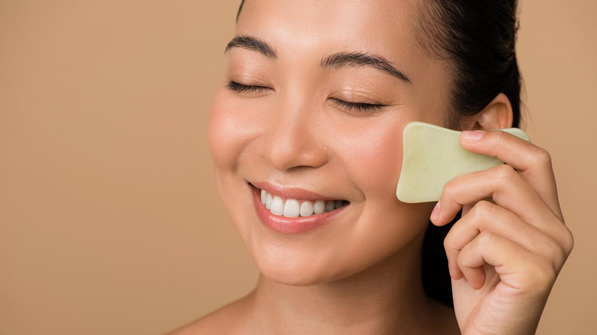 How To: Teknik Pijat Wajah Gua Sha untuk Kulit yang Tampak Awet Muda