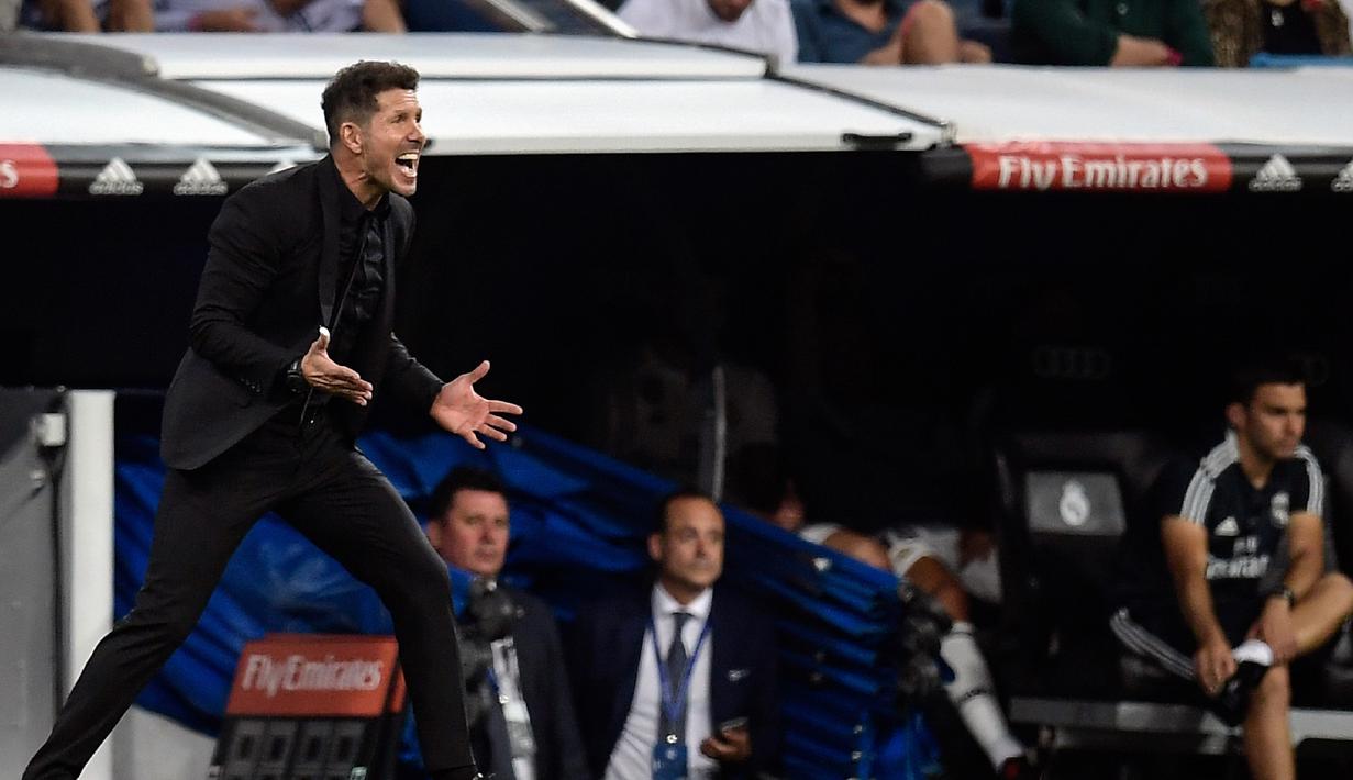 Pelatih Atletico Madrid, Diego Simeone, memberikan instruksi saat melawan Real Madrid pada laga La liga di Stadion Santiago Bernabeu, Madrid, Sabtu (29/9/2018). Kedua klub bermain imbang 0-0. (AFP/Oscar Del Pozo)