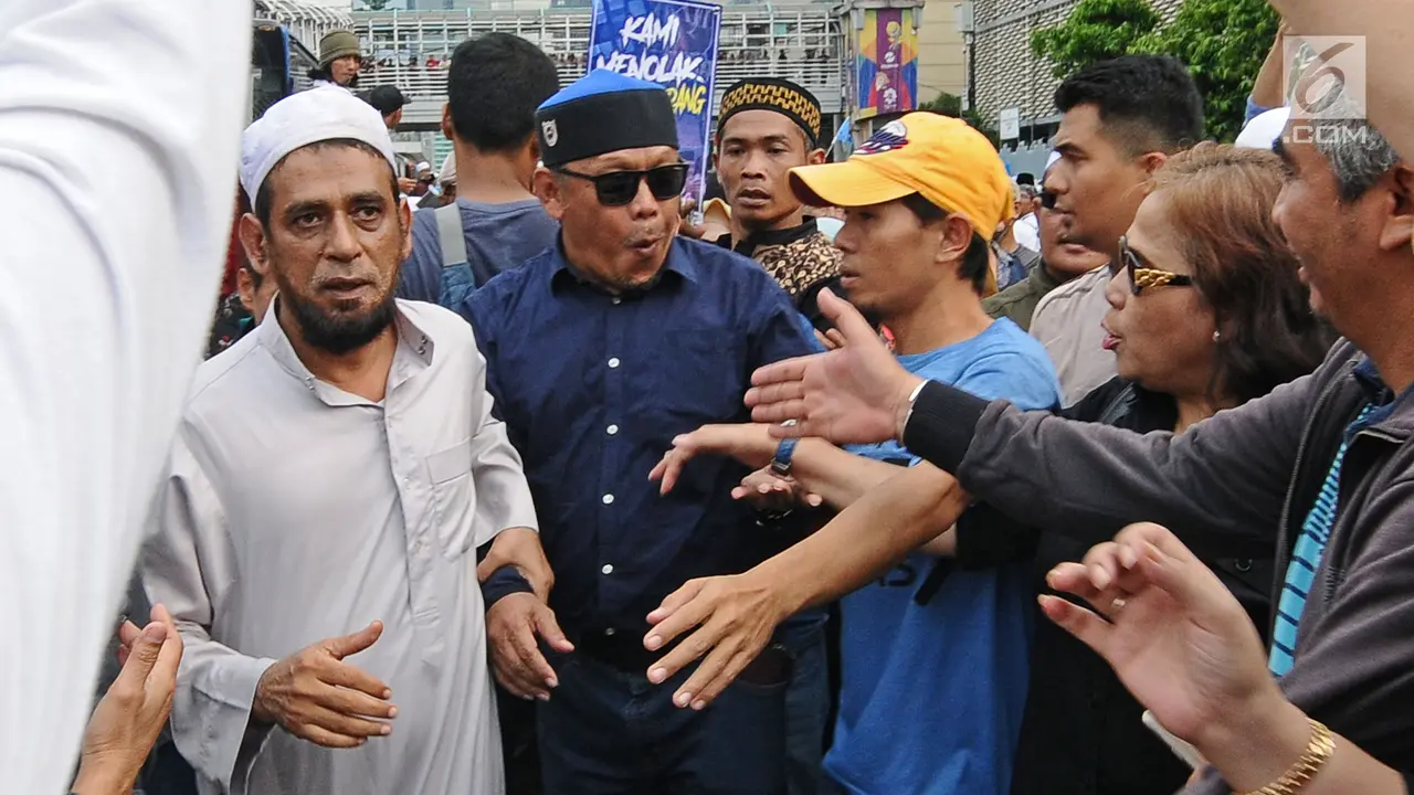 Massa Pendukung 02 Unjuk Rasa di Depan Gedung Bawaslu