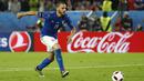 Pemain Italia, Leonardo Bonucci ragu-ragu melakukan penalti dan gagal menaklukkan kiper Jerman, Manuel Neuer pada perempat final Piala Eropa 2016 di Stadion Matmut Atlantique, Bordeaux, Minggu (3/7/2016) dini hari WIB. (REUTERS/Christian Hartmann)