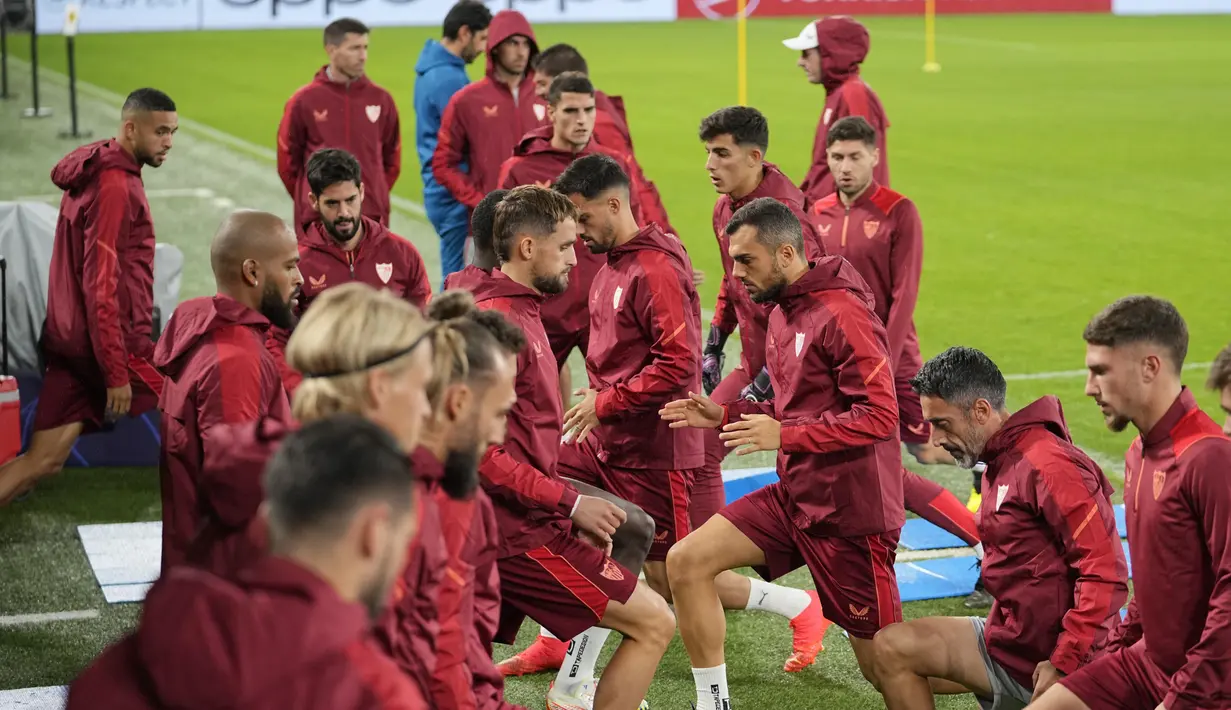 Latihan tim Sevilla pada sesi latihan terakhir di stadion sebelum pertandingan sepak bola Grup G Liga Champions antara Borussia Dortmund dan Sevilla FC di Dortmund, Jerman, Senin (10/10/2022). Sevilla akan bertanding melawan Borussia Dortmund pada 12 Oktober 2022 dini hari WIB. (AP Photo/Martin Meissner)