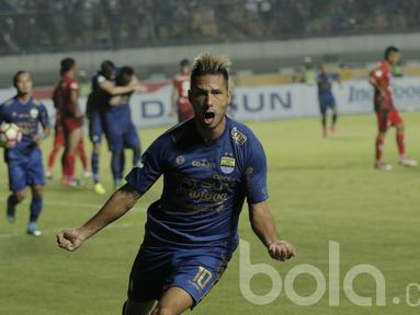 Gelandang Persib, Raphael Maitimo, melakukan selebrasi usai mencetak gol ke gawang Persiba pada laga lanjutan liga 1 Indonesia di Stadion GBLA, Bandung, Minggu (11/6/2017). Persib menang 1-0. (Bola.com/M Iqbal Ichsan)