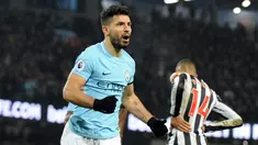 Pemain Manchester City, Sergio Aguero berselebrasi setelah mencetak gol ke gawang Newcastle United pada pertandingan pekan ke-24 Premier League di Etihad Stadium, Minggu (21/1). Hat-trick Aguero memastikan Manchester City menang 3-1. (AP/Rui Vieira)