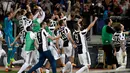 Pemain Juventus berselebrasi usai pertandingan melawan AS Roma pada lanjutan Liga Serie A Italia di stadion Olimpiade, (13/5). Juventus bermain imbang 0-0 atas Roma dan memastikan tim asuhan Massimiliano Allegri meraih scudetto. (AP Photo/Gregorio Borgia)
