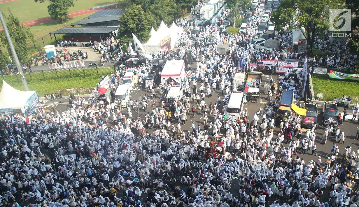 Sejumlah pendukung pasangan capres dan cawapres nomor urut 02, Prabowo Subianto dan Sandiaga Uno mengikuti kampanye akbar di Stadion Gelora Bung Karno, Jakarta, Minggu (7/4/2019). Sebagian besar simpatisan kompak menggunakan pakaian putih-putih. (Liputan6.com/Herman Zakharia)