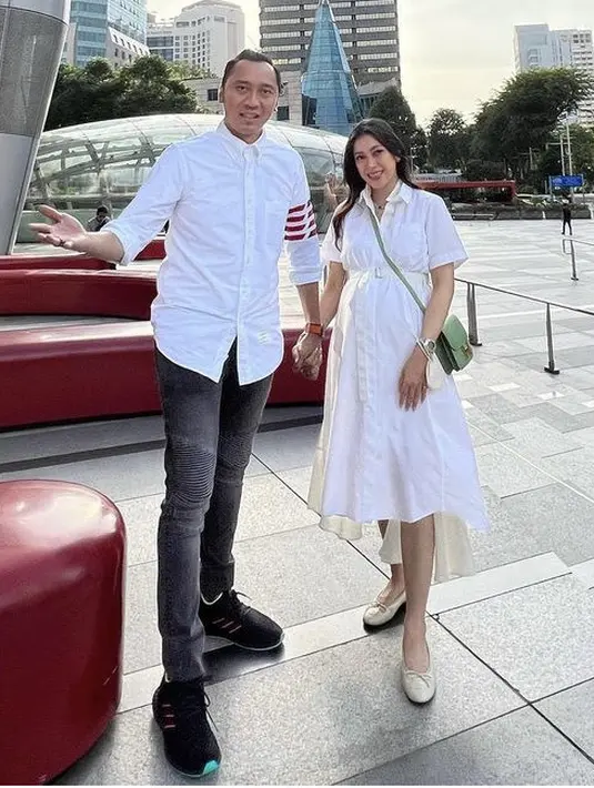 <p>Putri Hatta Rajasa ini pun tampil kompak dengan sang suami mengenakan pakaian serba putih. Aliya mengenakan dress putih dipadukan hand bag hijau san sepatu nude. @ruby_26</p>