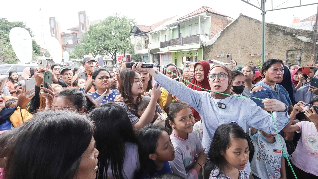 Melly Goeslaw Mulai Kampanye dengan Membagikan Ratusan Susu dan Makanan kepada Warga Cijaura Bandung