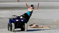 Justin sangat menikmati waktu liburannya di Panama. Tampak Justin meloncat dari motor yang sedang dikendarainya (REUTERS/Carlos Jasso)