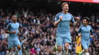 Kevin de Bruyne melakukan selebrasi usai mencetak gol ke gawang Crystal Palace. (AFP / Oli SCARFF)