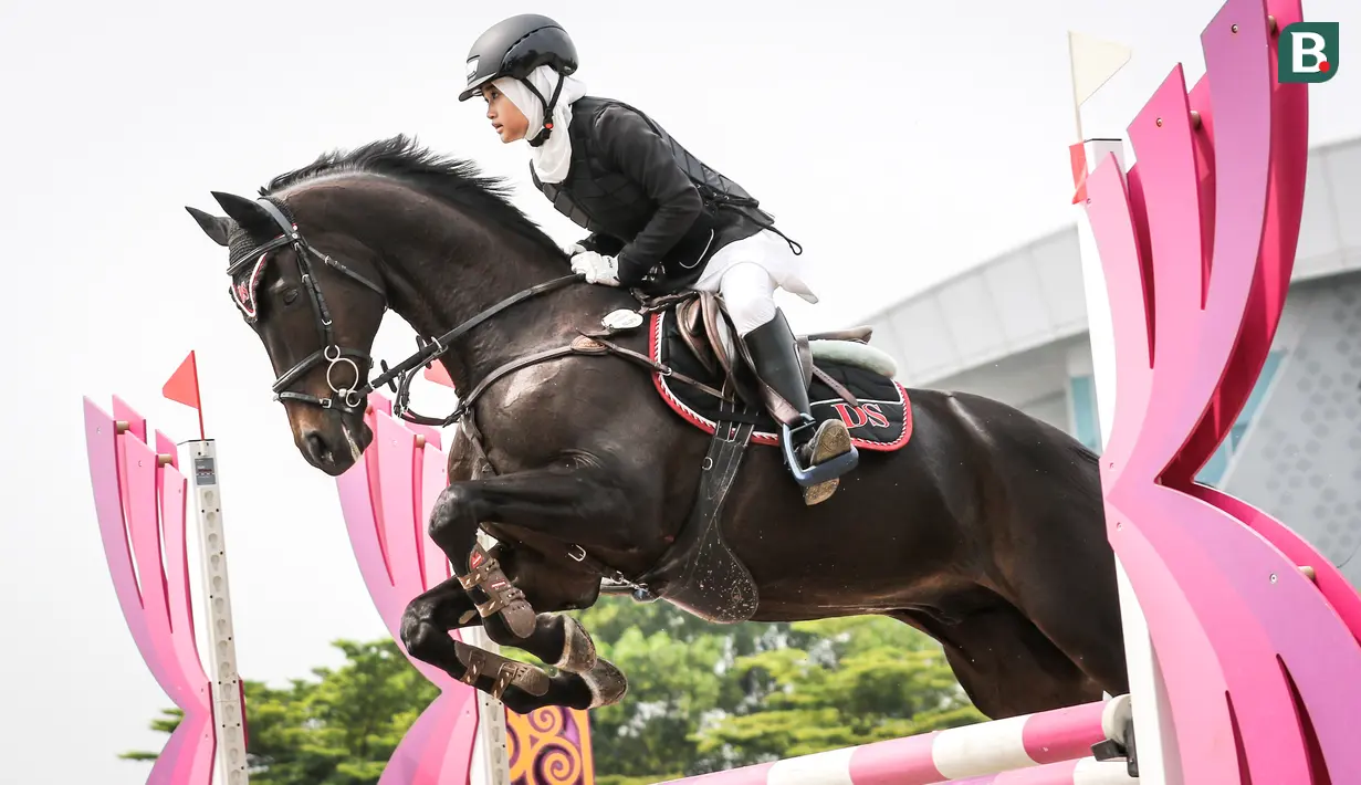 Atlet berkuda tim Equinara Horse Sports, Aisha Maydina Hakim beraksi pada nomor Show Jumping 70-90 cm saat ajang Solidarity Equestrian Challange 2022 yang berlangsung di Jakarta International Equestrian Park, Jakarta Timur, Minggu (30/01/2022). (Bola.com/Bagaskara Lazuardi)