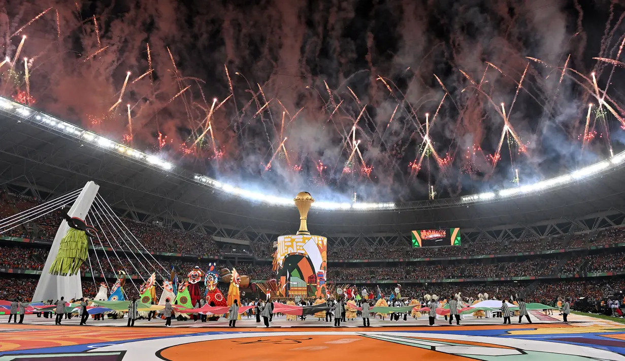 Pertunjukan kembang api saat pesta pembukaan Piala Afrika 2023 yang berlangsung di Stadion Alassane Ouattara Olympic, Abidjan, Pantai Gading, Minggu (14/01/2024) dini hari WIB. (AFP/Issouf Sanogo)