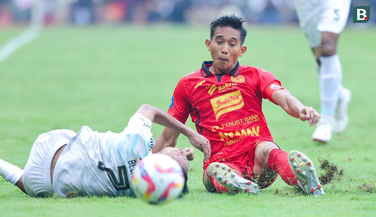 Salah satu momen yang cukup menegangkan adalah saat bek Persija, Rizky Ridho, menghentikan laju gelandang Persib, Beckham Putra, dengan memberikan tekelan keras yang membuat sang pemain terkapar di lapangan. (Bola.com/M Iqbal Ichsan)
