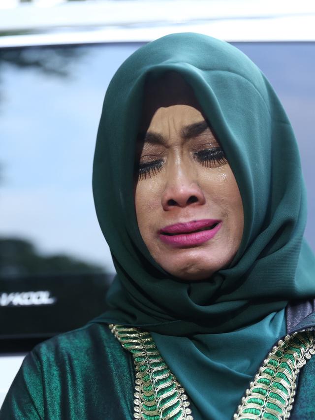 [Bintang] Keluarga Jupe di Makam