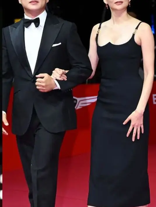 Esom tampil anggun mengenakan midi dress hitam dari Versace seharga Rp41 jutaan. Dipadukan heels warna serasi. [Osen]