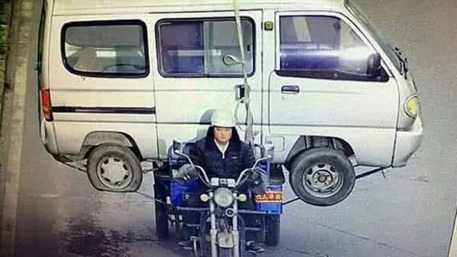Kelewat Maksa, Aksi Kocak Sepeda Motor Angkut Barang Besar Bikin Ngakak