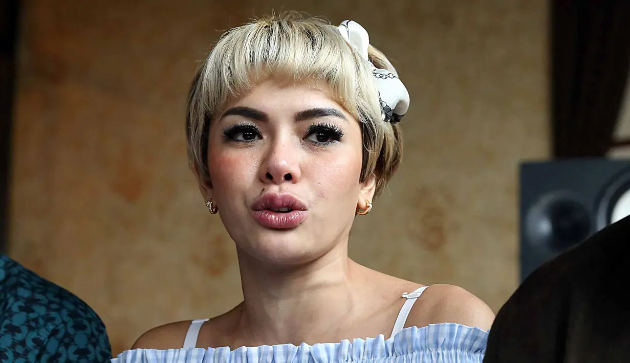 “Jadi habis ini mudah-mudahan nggak ada lagi tweet hoax yang mengatasnamakan Niki, apa lagi bawa-bawa nama jendral. Niki terus terang kalau sudah begini ada rasa takut iya, yang ditandemin itu kan bapak Gatot,” kata Niki. (Nurwahyunan/Bintang.com)