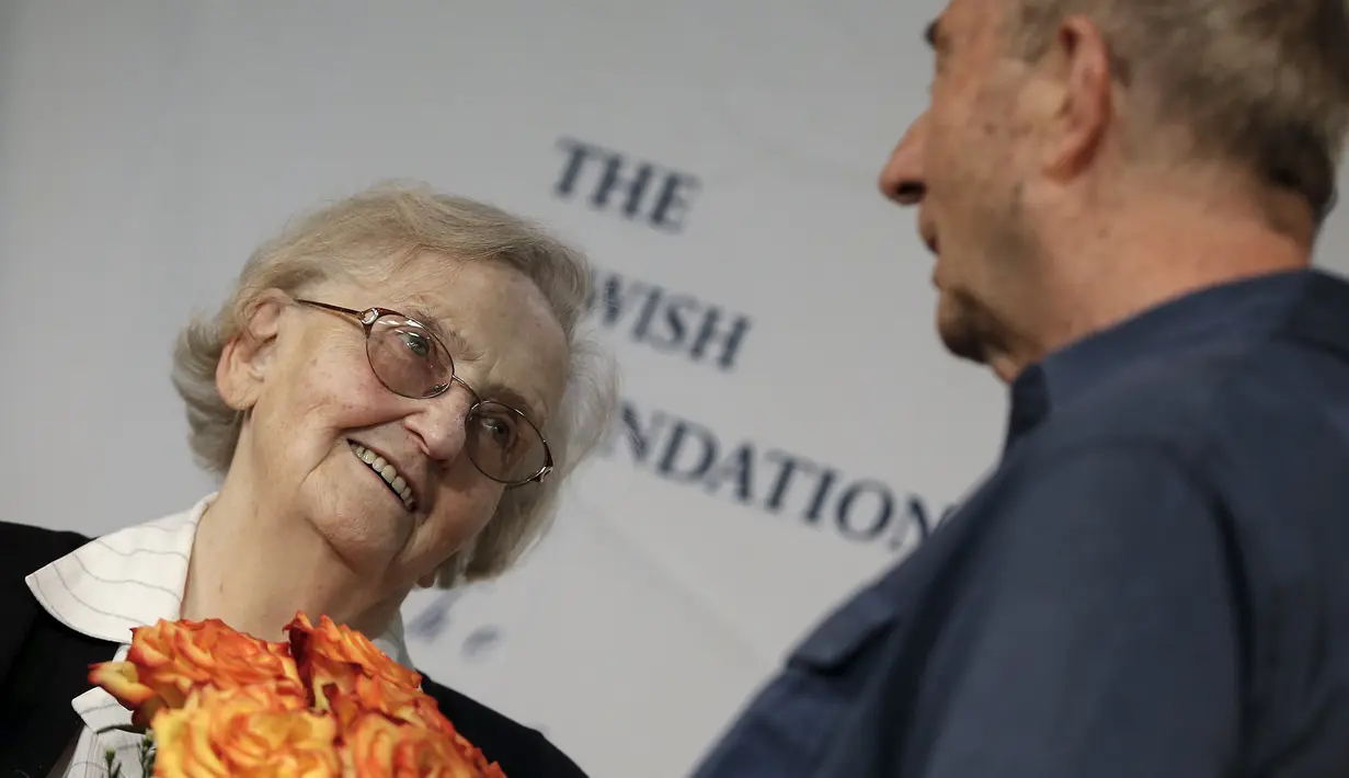 Krystyna Jakubowska tersenyum haru melihat Michael Hochberg saat mereka dipertemukan di New York, Rabu (2/12). Saat umur 4 tahun Hochberg diselamatkan oleh keluarga Krystyna dan bersembunyi selama 2 tahun. (REUTERS/Mike Segar)