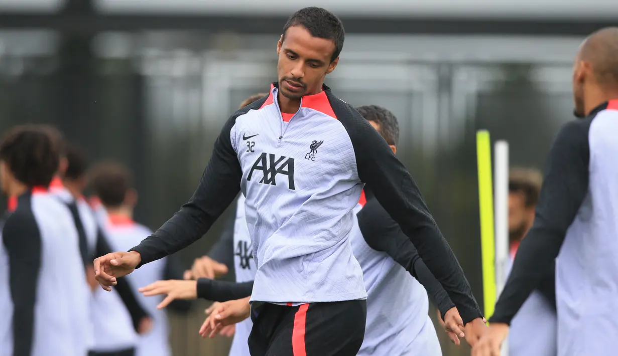 Bek Liverpool Joel Matip mengambil bagian dalam sesi latihan menjelang laga perdana Liga Champions Grup A di tempat latihan Liverpool di Liverpool, Inggris barat laut, Selasa (6/9/2022). Menantang Napoli, Liverpool tidak ideal dalam kondisi ideal akibat badai cedera. (Photo by Lindsey Parnaby / AFP)