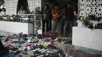 Sepatu dan sandal ditinggalkan di luar saat orang-orang melaksanakan salat Jumat di sebuah masjid, selama bulan suci Ramadan di Jakarta, Jumat 20 Februari 2026. Ribuan umat muslim di Indonesia melaksanakan ibadah salat Jumat pertama pada Ramadan 1447 Hijriah. (AP Photo/Dita Alangkara)