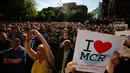 Ribuan orang memadati Albert Square di pusat kota Manchester, Inggris, Selasa (23/5). Mereka menunjukkan solidaritas dengan doa bersama untuk korban bom di konser Ariana grande yang menewaskan 22 orang dan melukai 119 lainnya. (AP Photo/Emilio Morenatti)