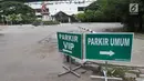 Rambu penunjuk yang terpasang di halaman komplek Stadion Manahan, Solo, Selasa (7/11). Lokasi tersebut telah disiapkan panitia sebagai salah satu kantong parkir kendaraan tamu acara pernikahan Kahiyang Ayu dan Bobby Nasution. (Liputan6.com/Angga Yuniar)