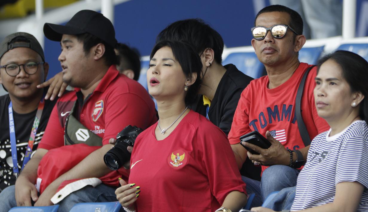 Bintang film asal Jepang, Maria Ozawa, memberikan dukungan untuk Timnas Indonesia U-22 saat melawan Thailand pada SEA Games 2019 di Stadion Rizal Memorial, Manila, Selasa (26/11). Indonesia menang 2-0 atas Thailand. (Bola.com/M Iqbal Ichsan)