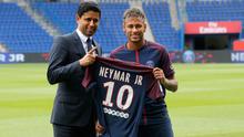 Neymar Jr bersama CEO Nasser Al-Khelaifi menunjukkan jersey klub PSG usai resmi bergabung dalam konferensi pers bersama PSG di Paris, (4/8). PSG secara resmi telah mengontrak mantan pemain Barca itu selama lima tahun. (AP Photo/Michel Euler)