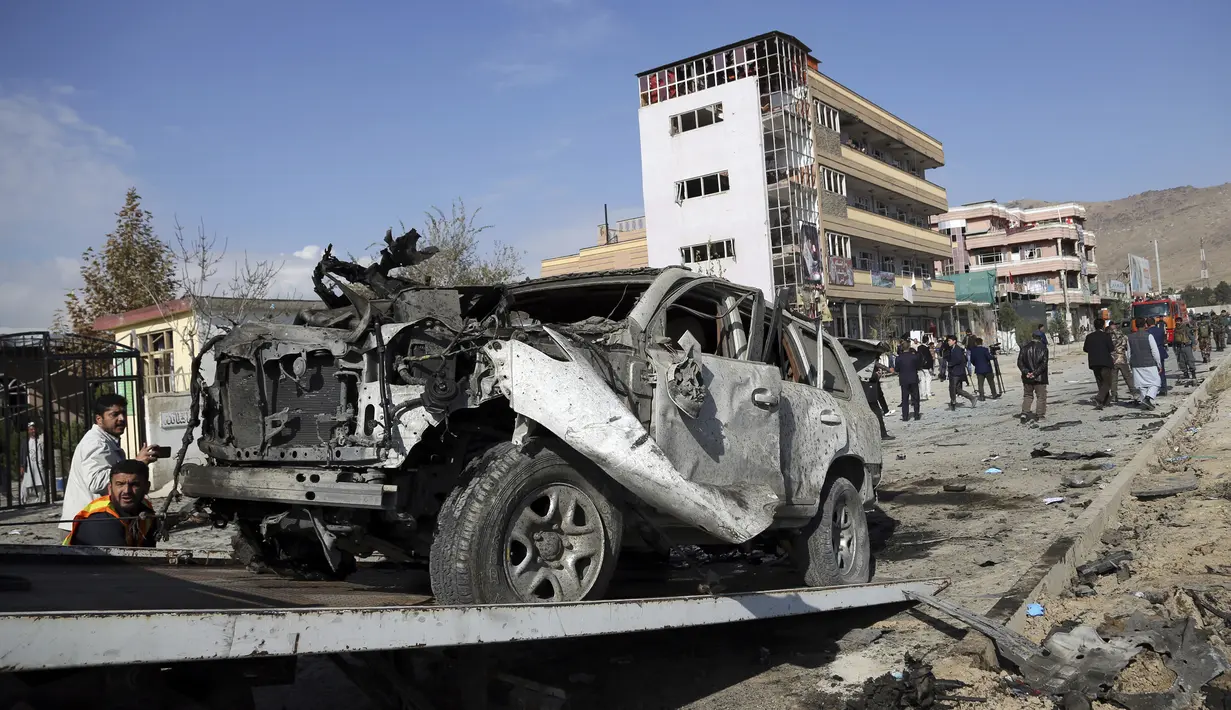 Personel keamanan Afghanistan membawa  kendaraan yang rusak setelah serangan bom mobil di Kabul, Afghanistan (13/11/2019). Setidaknya tujuh orang tewas dan tujuh lainnya luka-luka ketika sebuah bom mobil meledak pada jam sibuk pagi hari Kabul pada 13 November. (AP Photo/Rahmat Gul)