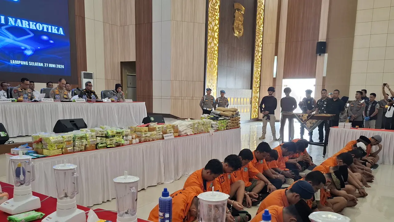 Penampakan 49 tersangka dan barang bukti narkotika jaringan internasional berhasil diungkap Polda Lampung. Foto : (Liputan6.com/Ardi).