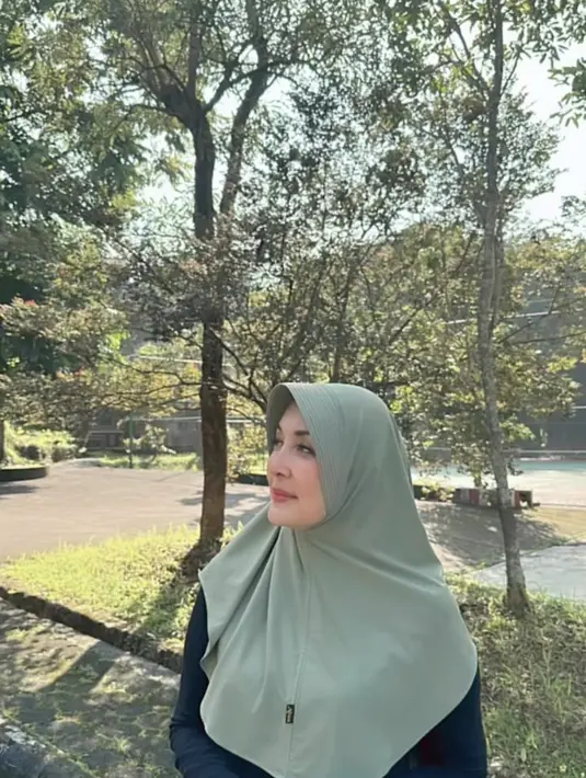 Dengan tak ada pendamping, peraih Pemeran Pendukung Wanita Terbaik  Festival Film Indonesia 2009 itu juga mengerjakan sendiri. Baik menyetir mobil, mengurus bisnis dan juga binatang peliharaannya.[Instagram/henidaramroe]