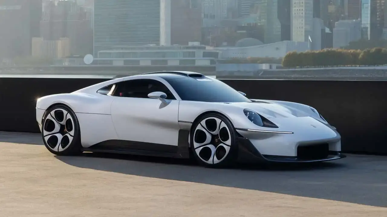 Siluet Supercar Mid-Engine Konsep Porsche Mission S di Latar Perkotaan