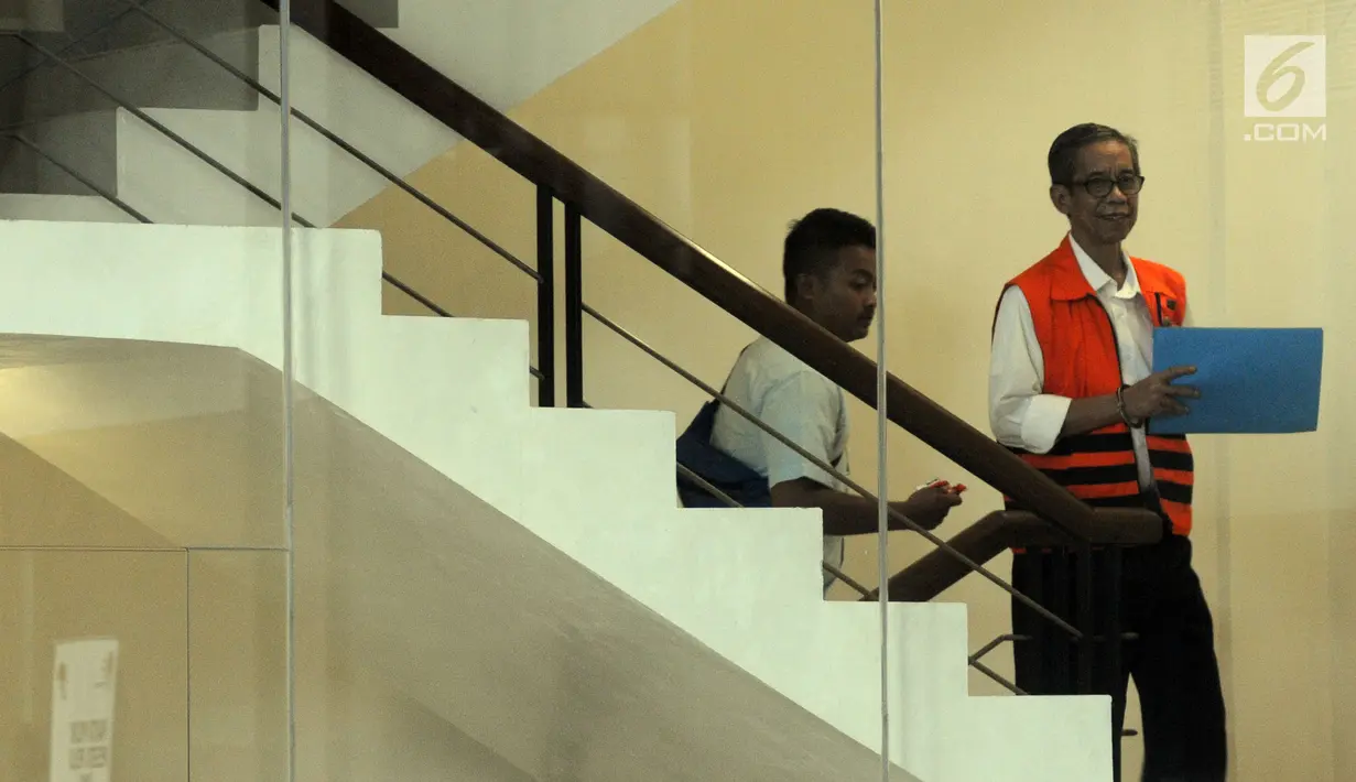 Kepala KPP Pratama Ambon La Masikamba (kanan) tiba di Gedung KPK, Jakarta, Selasa (15/1). La Masikamba diperiksa sebagai tersangka untuk melengkapi berkas dugaan menerima suap upaya pengurangan pajak yang harus dibayar. (Merdeka.com/Dwi Narwoko)