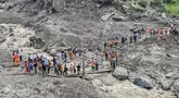 Personel dari Pasukan Penanggulangan Bencana Nasional India (NDRF) berupaya menyelamatkan para peziarah Hindu setelah banjir bandang melanda sebuah desa di distrik Kishtwar pada 15 Agustus 2025. (Mir Imran/AFP)