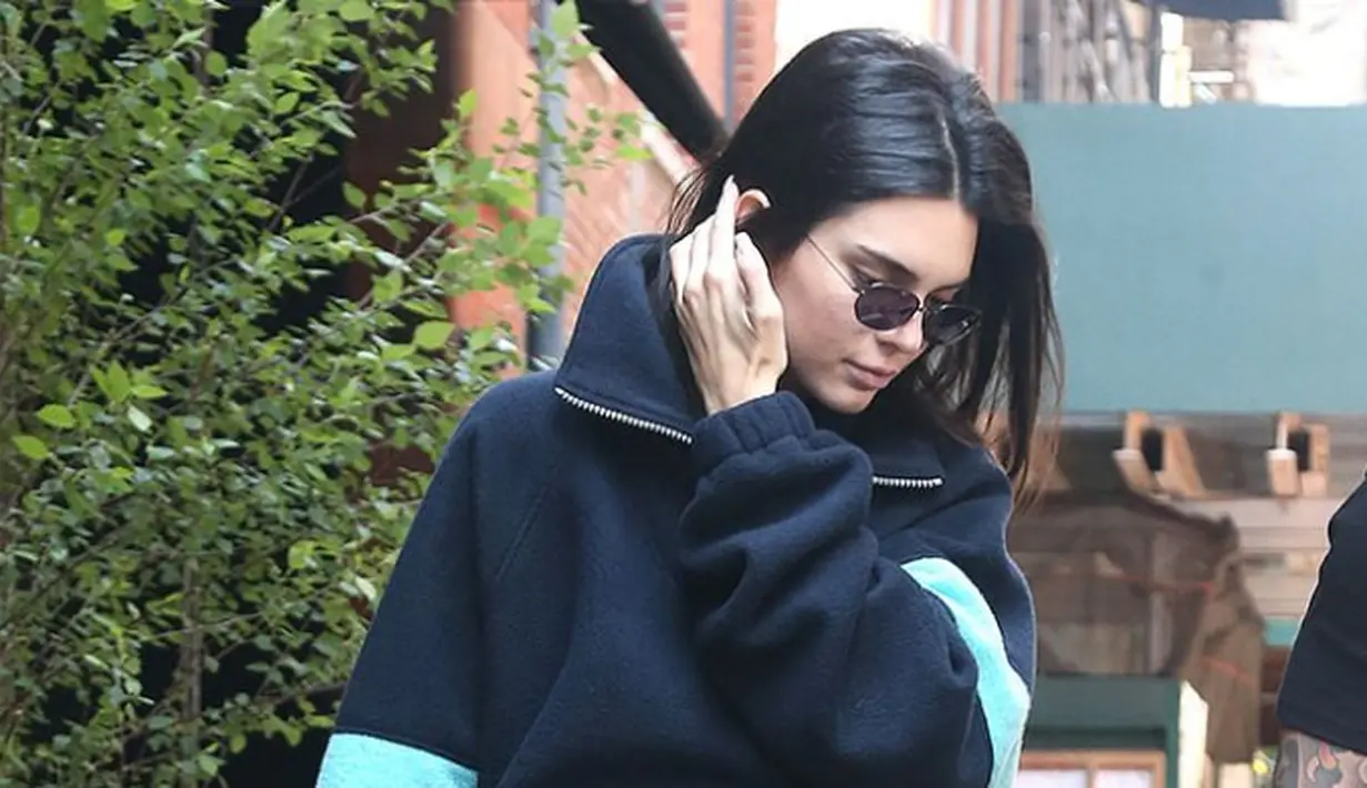 Dilansir dari E! News, Kendall saat itu tengah berjalan-jalan dengan Ben Simmons di Beverly Glen Deli, Los Angeles. (okmagazine.com)