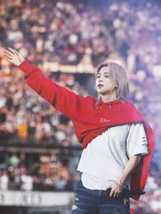 Kenakan atasan yang sama, Jimin hanya mengganti outer. Ia kenakan hoodie katun merah Dior dan celana jeans biru. [Dior]