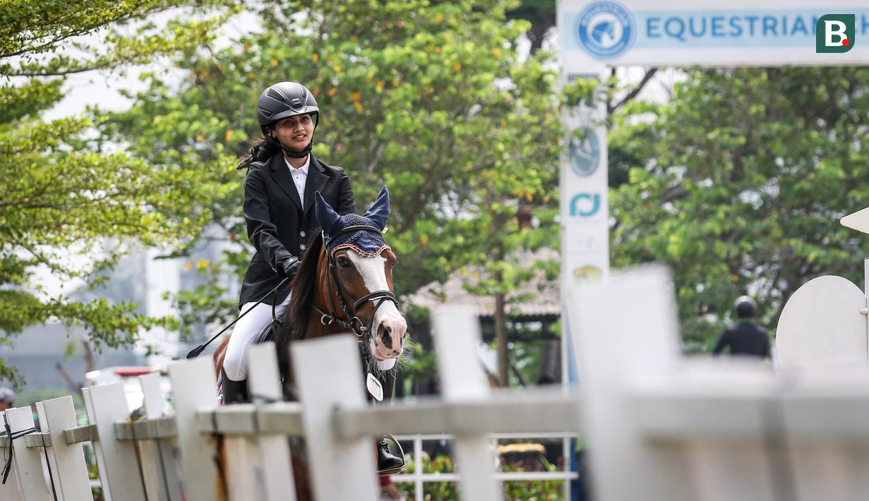Atlet berkuda tim Equinara Horse Sports, Syadza Richella Amorifa beraksi pada nomor Show Jumping 50-70 cm saat ajang Solidarity Equestrian Challange 2022 yang berlangsung di Jakarta International Equestrian Park, Jakarta Timur, Minggu (30/01/2022). (Bola.com/Bagaskara Lazuardi)