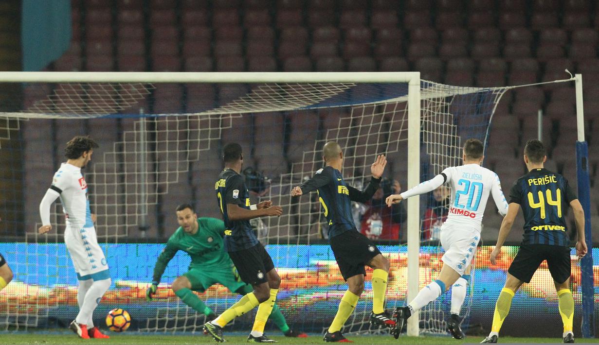 Tidak butuh waktu lama bagi Napoli untuk unggul. Laga baru berjalan dua menit, Piotr Zielinski sudah membobol gawang Inter Milan. (AFP/Carlo Hermann)